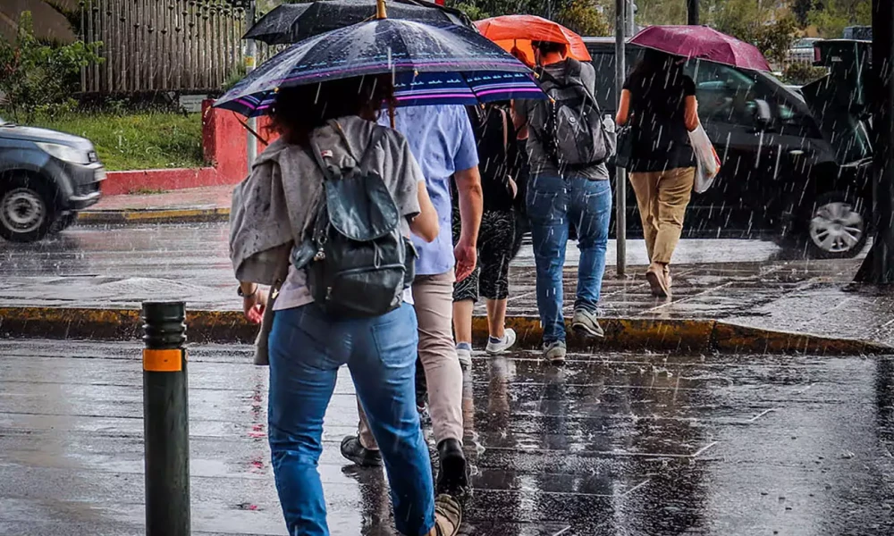 Ασταμάτητη η βροχή στην Αττική - Πλημμύρησαν σημεία στην παραλιακή, αναστάτωση στους δρόμους